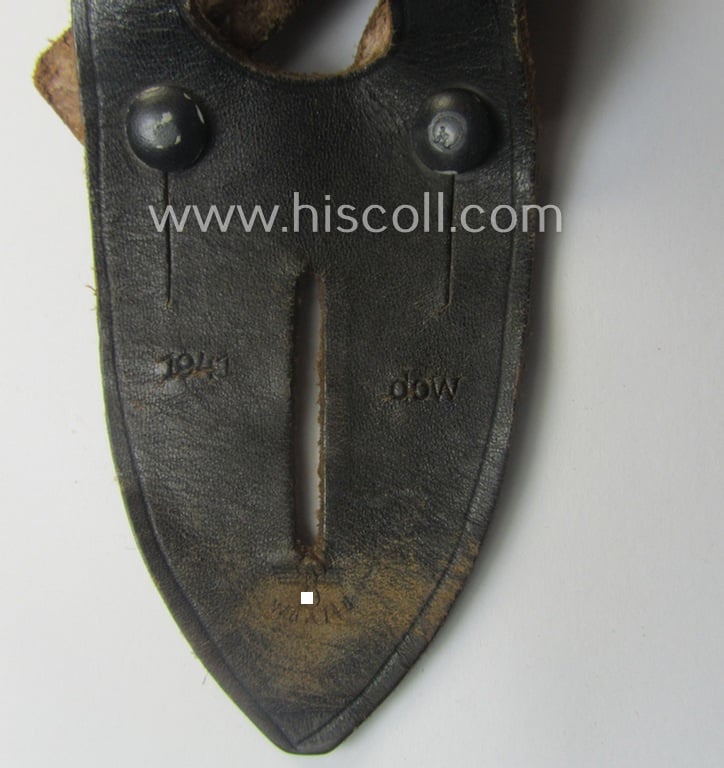 'Standard-issue'-pattern, WH binoculars (ie. 'Dienstglas 6 x 30 o. 10 x 50') 'anti-movement flap' (or: 'Tragelasche für Dienstgläser') as was executed in black-coloured leather being a maker- (ie. 'DOW'-) marked and/or: '1941'-dated example