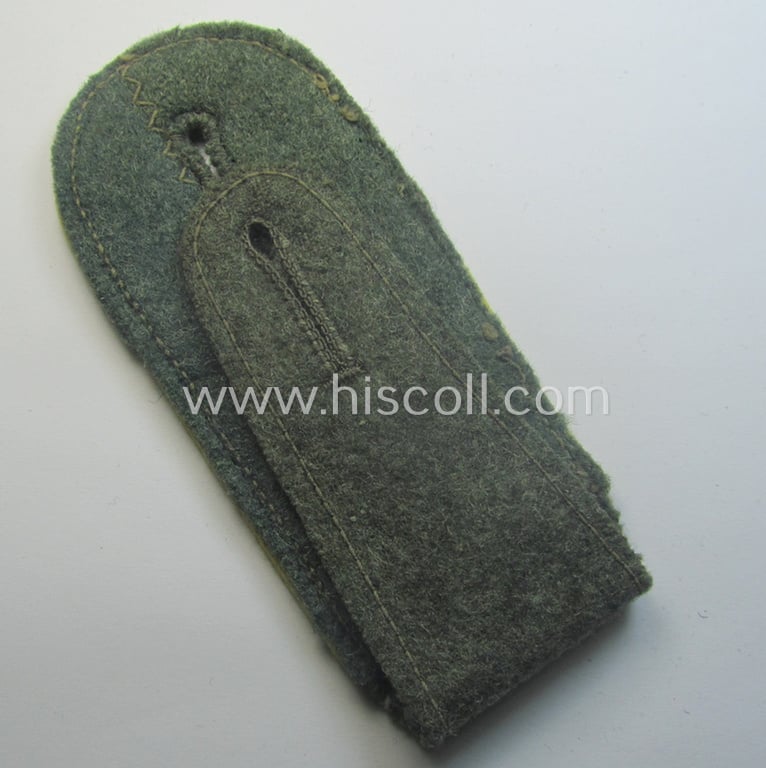 Single, early-war-period so-called: 'M40'- (ie. 'M43'-) pattern, WH (Heeres) EM-type shoulderstrap as piped in the bright-yellow-coloured branchcolour: 'Soldat der Nachrichten-Trpn.'