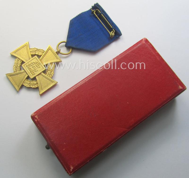 'Treuedienst Ehrenzeichen 1. Klasse' being a non-maker-marked example that comes in its neatly maker- (ie. 'Deschler & Sohn'-) marked etui