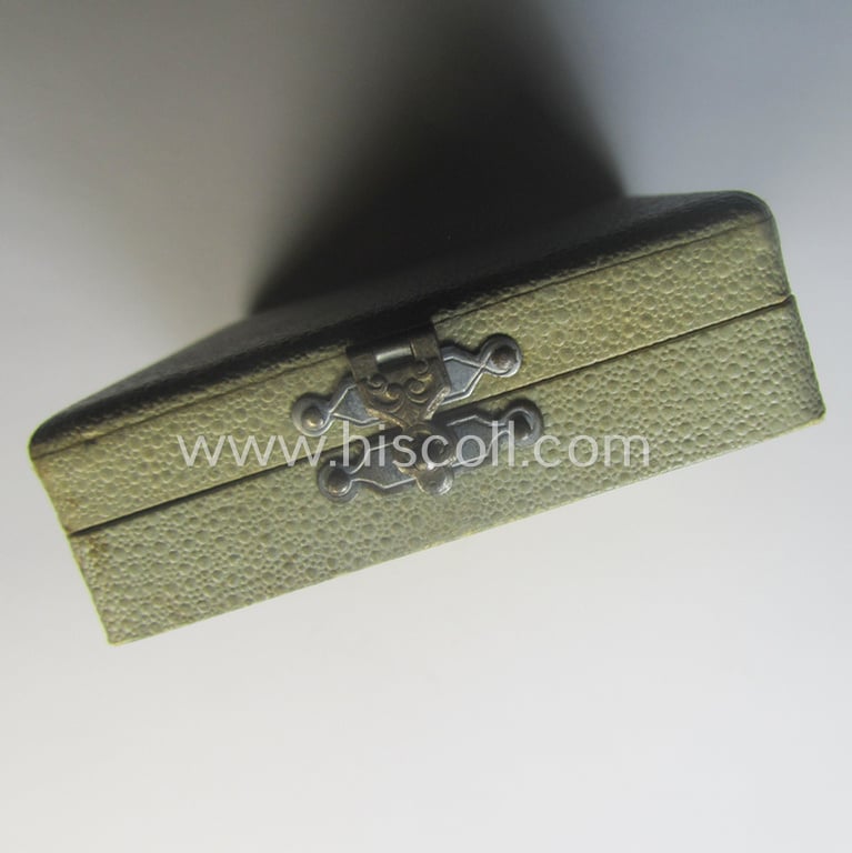 Superb - and quite unusual! - WWI-period: 'Eisernes Kreuz II. Kl.' (or: iron cross second class) being a maker- (ie. 'M'-) marked example that comes stored in its luxuriously-styled, greyish-coloured etui as issued and/or found