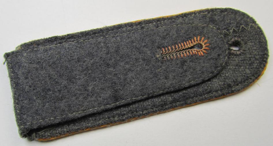 Neat - albeit regrettably single! - WH (Luftwaffe) EM-type shoulderstrap as piped in the golden-yellow-coloured branchcolour as was intended for a: 'Soldat der Flieger- o. Fallschirmjägertruppen'