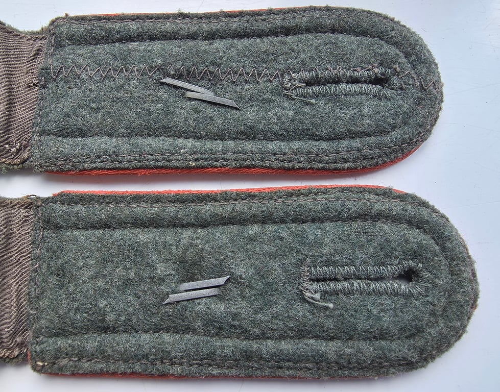 Pair of WH  mid war period 'M40 or M43' pattern NCO type shoulder straps intended for a 'Unteroffizier eines Panzer/Panzerjäger Abts or Rgt.