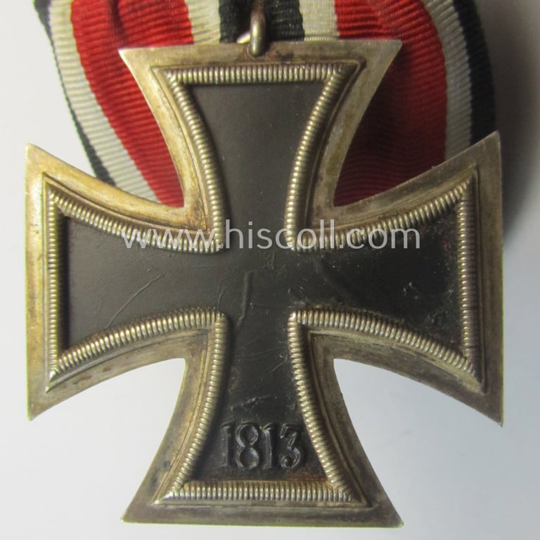 Attractive, Iron Cross 2nd class (or: 'Eisernes Kreuz 2. Klasse') being a nicely preserved example (of the 'standard-design' by a by me unidentified maker ie. 'Hersteller') and that comes period-mounted as a so-called: 'Einzelspange'