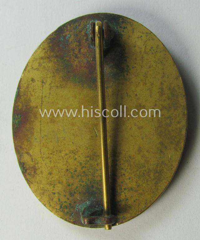 Attractive - luxuriously-styled albeit clearly used- and/or worn! - 'Verwundeten-Abzeichen in Gold' being a typical non-maker-marked- and/or: 'Buntmetall'-based example as was (I deem) produced by the Austrian maker: 'Hauptmünzamt Wien'