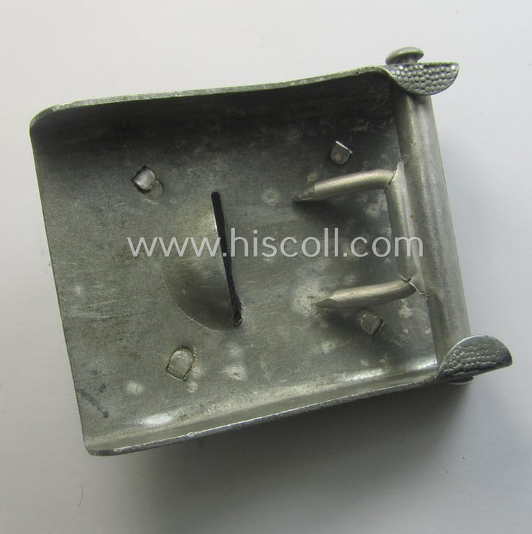 Pre-war-period, WH (LW) silver-coloured and/or aluminium-based belt-buckle (being of the typical 'down-tailed'-pattern)