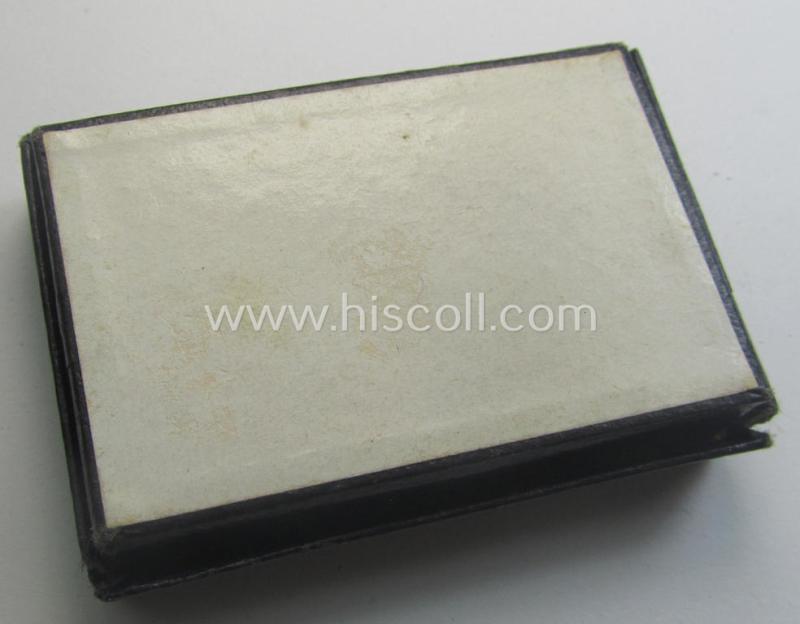 Darker-blue-toned, 'generic'-styled 'LDO'-etui ie. box being a nicely preserved example that comes in an overall wonderful condition