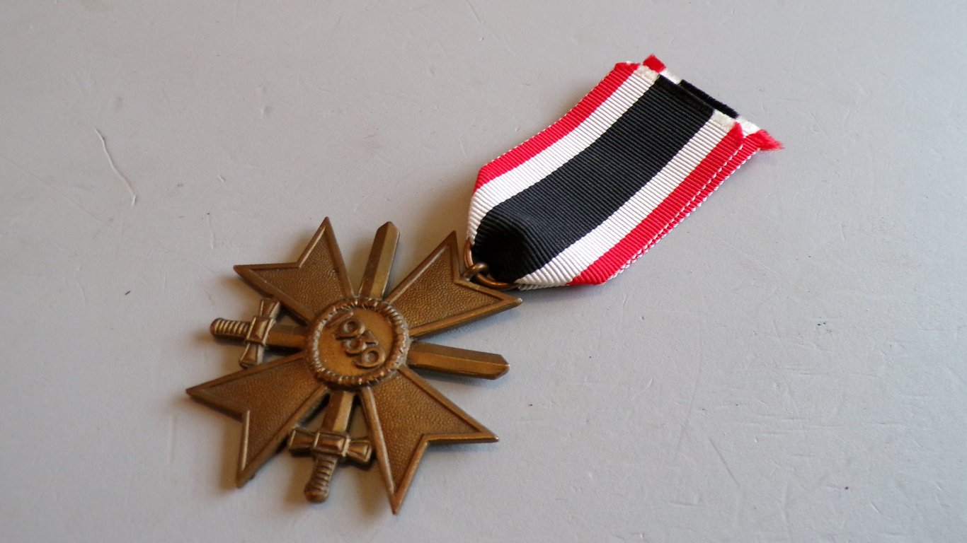Kriegsverdienskreuz mit schwerten