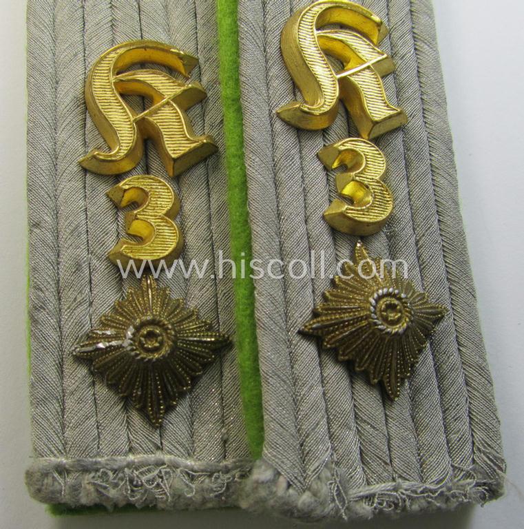 Stunning - fully matching and truly very rarely seen! - pair of WH (Heeres) 'cyphered', officers'-type shoulderboards as was specifically intended for an: 'Oberleutnant des Kradschützen-Bataillon 3 der Pz.- u. Inf.-Div.'