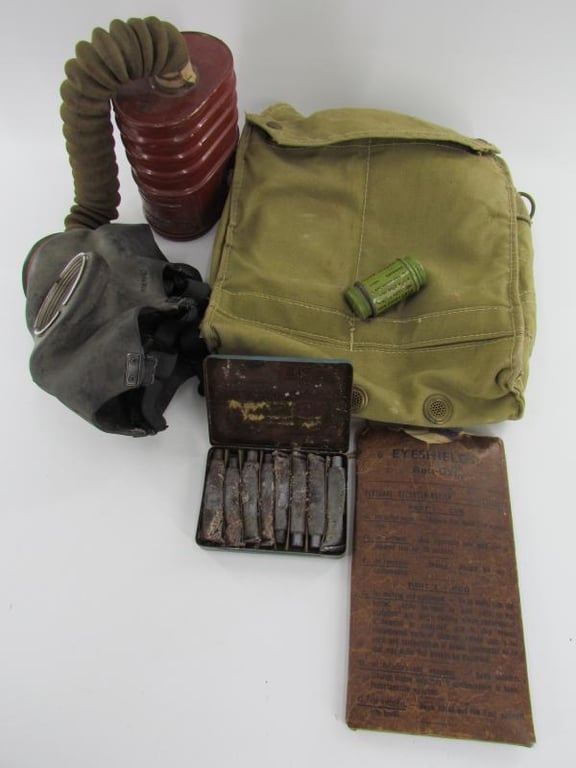 British WWII early type Gasmask in Pouch
