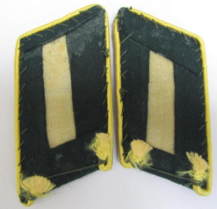 Four-pieced insignia-grouping comprising of a (matching) pair of 'cyphered'-, officers-type shoulderboards and dito collar-tabs as intended for a WH (Heeres) 'Heeresfeldpostinspektor' (being of a rank comparable with an: 'Oberleutnant'-rank)