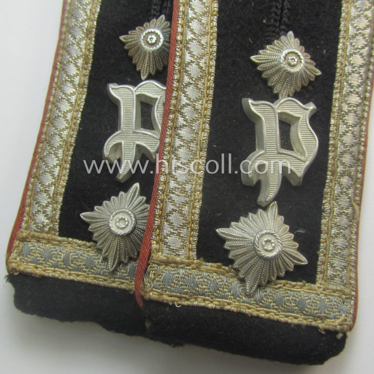 Superb - and very rarely found! - pair of WH (Heeres) 'cyphered', NCO-type shoulderstraps (for usage onto the black-coloured, 'wrap-around'-styled 'Panzer'-tunics) as intended for usage by an: 'Oberfeldwebel eines Panzerjäger-Rgts.'