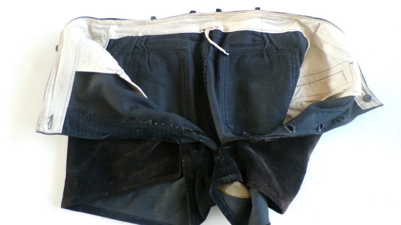 HJ/DJ Black Corduroy Shorts - Size 46