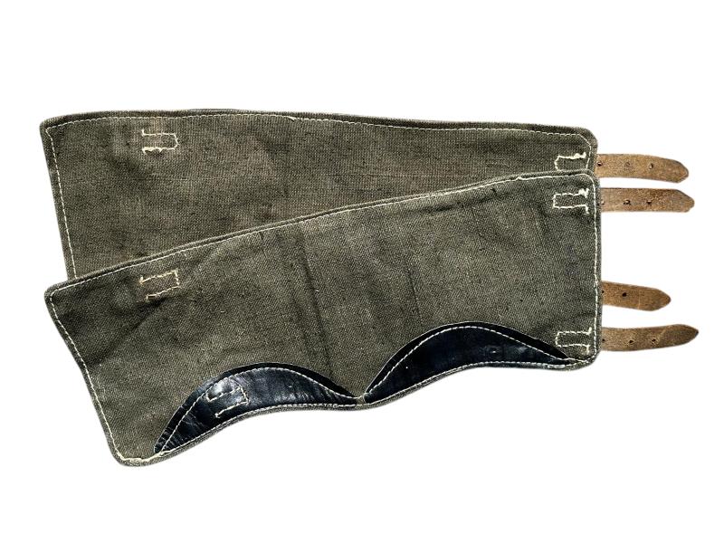 WH (HEER) pair of gaiters