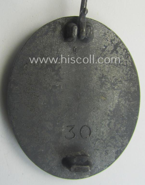 'Verwundeten-Abzeichen in Silber' being a clearly maker- (ie. '30'-) marked- and typical molded  'Feinzink'-based example as was produced by the desirable maker: 'Hauptmünzamt Wien'