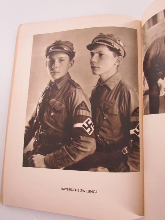 Book : Jugend Um Hitler