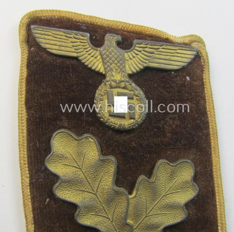 Attractive - albeit regrettably single! - N.S.D.A.P.-type collar-patch (ie. 'Kragenspiegel für pol. Leiter') as was intended for usage by an: 'N.S.D.A.P.-Ober-Bereichsleiter' at 'Kreis'-level and that comes in a clearly used ie. worn, condition