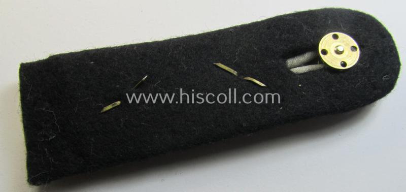 Neat - albeit regrettably single! - Waffen-SS officers'-pattern shoulderboard as piped in the bright-red-coloured branchcolour as was intended for usage by an: 'SS-Hauptsturmführer' who served within the: 'Waffen-SS (Sturm)Artillerie-Truppen'