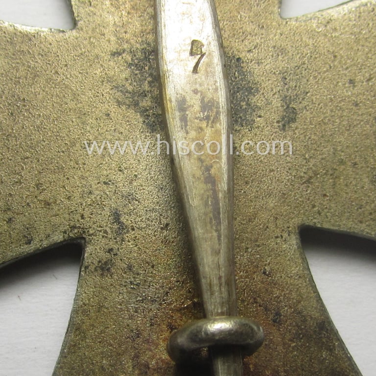 'Eisernes Kreuz 1. Kl.' (or: Iron Cross 1st class) being a (typical) maker- (ie. '7'-) marked example as was produced by the maker (ie. 'Hersteller'): 'Paul Meybauer' and that comes in its original etui as issued