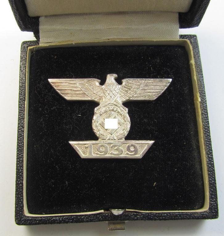 Superb - and rarely seen! - example of a: 'Wiederholungsspange zum EK I. Klasse' (or: bar to the WWI IC first-class) as was produced by the maker (ie. 'Hersteller'): 'B.H. Mayer's Kunstprägeanstalt' and that comes stored in its accompanying et...