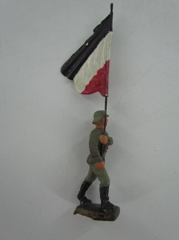 Lineol - standard bearer marching, with national flag