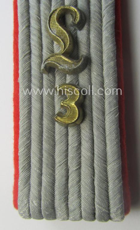 Single, WH (Heeres) neatly 'cyphered', officers'-type shoulderboard as was piped in the bright-red branchcolour as was intended for a: 'Leutnant des Artillerie-Lehr-Abts. 3'