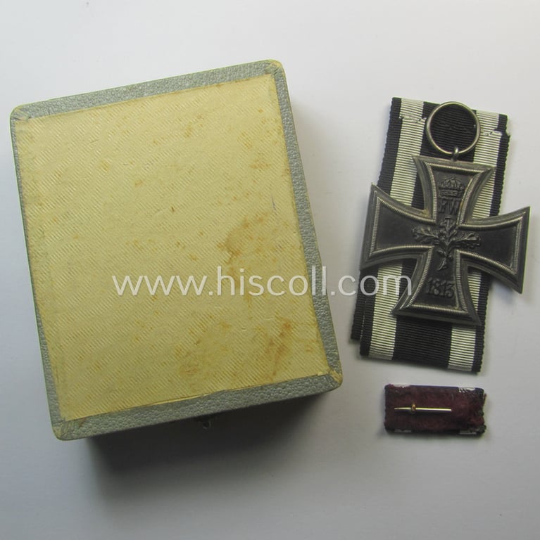 Superb - and quite unusual! - WWI-period: 'Eisernes Kreuz II. Kl.' (or: iron cross second class) being a maker- (ie. 'M'-) marked example that comes stored in its luxuriously-styled, greyish-coloured etui as issued and/or found