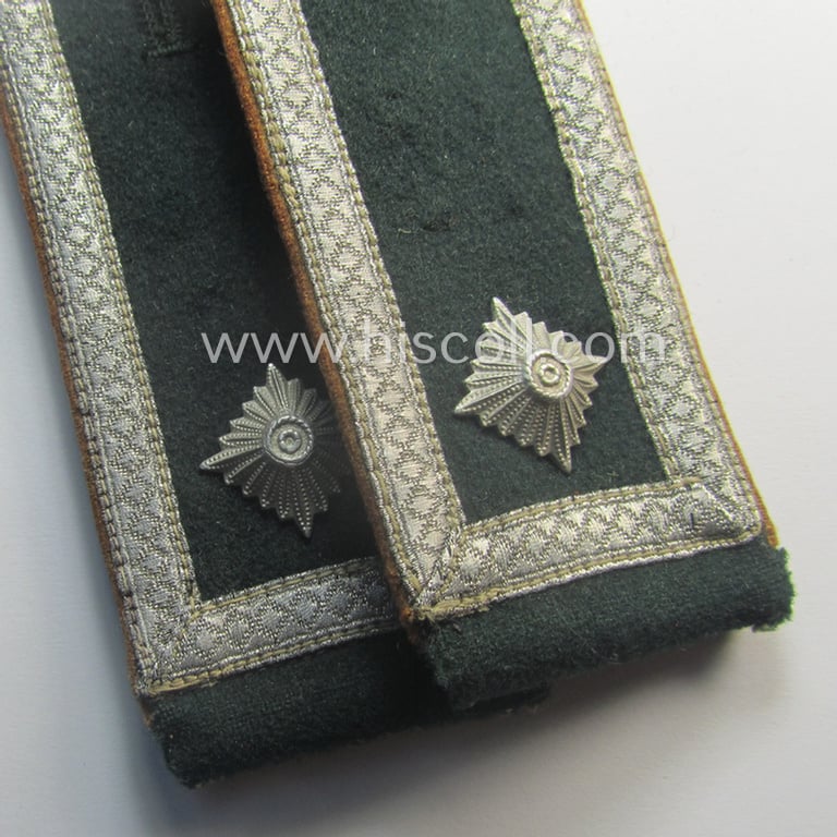 Superb pair of WH (Heeres), early-war period- (ie. 'M40'-pattern) typically 'standard-issued' NCO-type shoulderstraps as was specifically intended for a: 'Feldwebel der Kradschützenbtle. der Pz.Div. u. Inf.Div. (mot)'