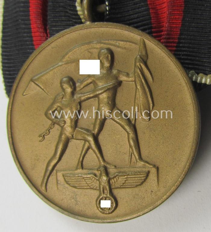 Superb, bright golden-toned WH (Heeres o. KM etc.) so-called: 'Einzelspange' showing a WH Czech 'Anschluss'- (ie. occupation-) medal: '1 October 1938' that shows a firmly (and period-) attached 'Prager Burg-Spange'