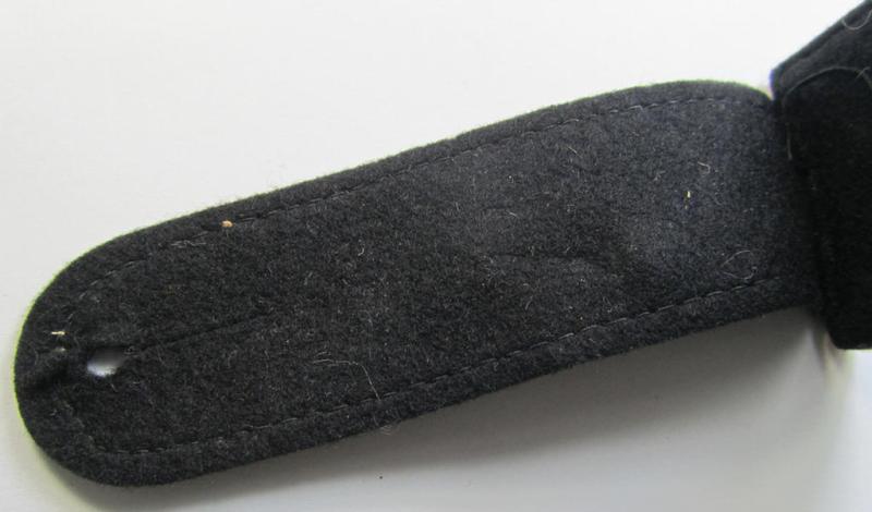 Attractive - albeit regrettably single - Waffen-SS neatly 'cyphered' (ie. 'private-purchased' ie. tailor-made-pattern!) NCO-type shoulderstrap as was intended for usage by a: 'SS-Hauptscharführer eines Kavallerie- o. Aufklärungs-Abts.'