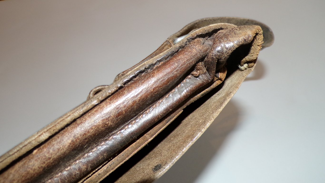 Kartentasche with content