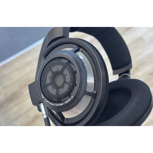Sennheiser HD 800S compared to HD 820 showing design differences
