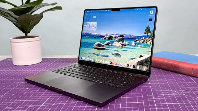 Apple M5 Max MacBook Pro - product photo 4 of 5