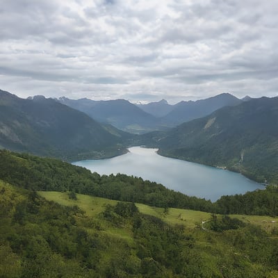 A scenic view of a lake surrounded by mountains