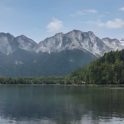 A lake surrounded by mountains and trees