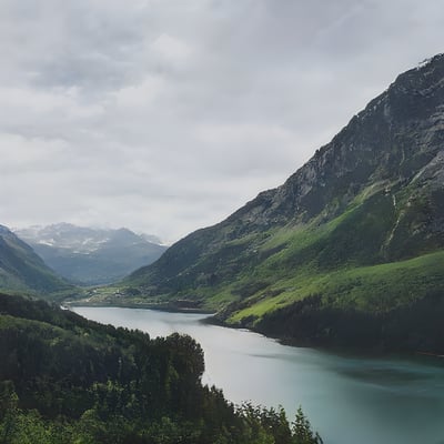 A lake in the middle of a mountain range