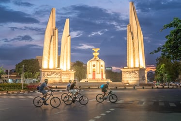Bangkok Night Bike Tour with Temples & Flower Market