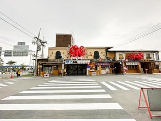 Bangkok-Bang Saen Japanese Cafe Instagram Day Tour: Instagramable Cafes, Bang Saen Beach & Fish Market - Thai Pass