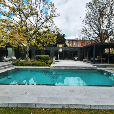 zwembadrenovatie met open afdekking bij moderne woning