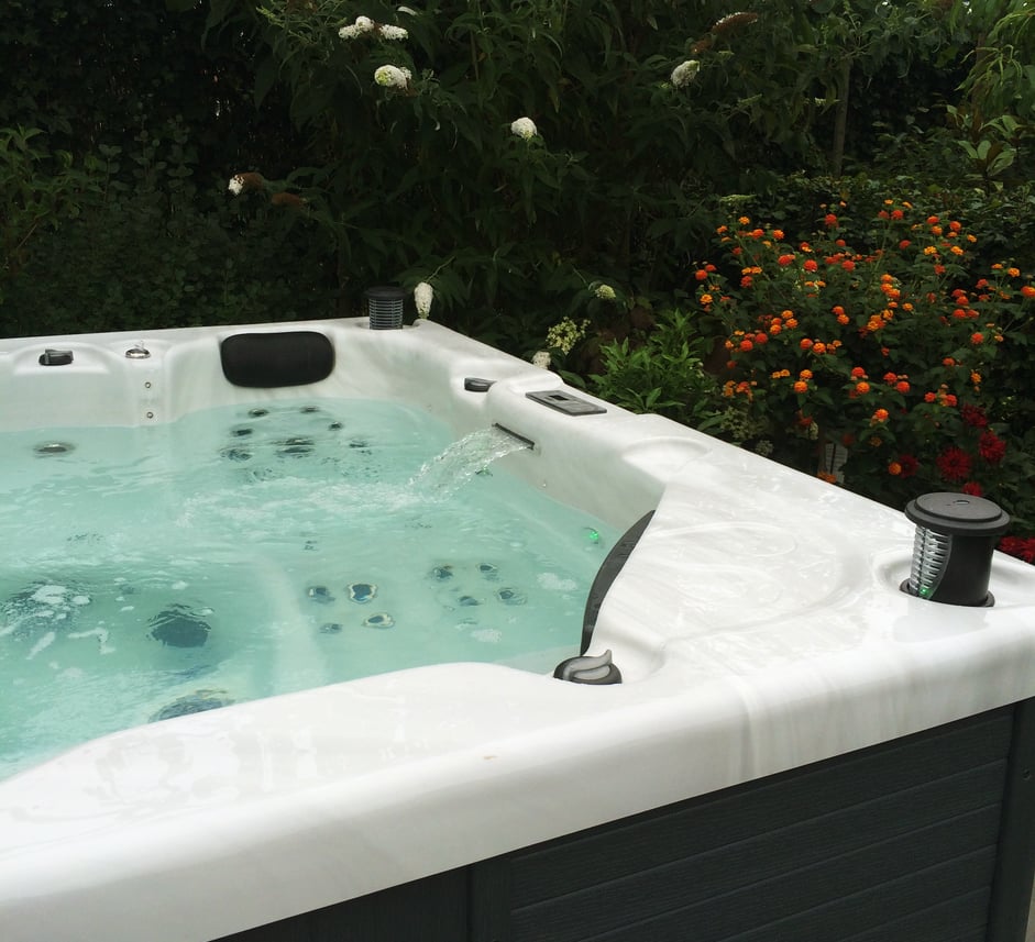 buitenjacuzzi met waterval en bloemen