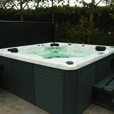 buitenjacuzzi met open afdekking in tuin