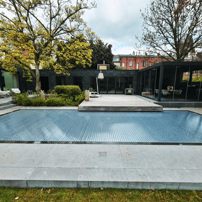 zwembadrenovatie met afdekking bij moderne woning