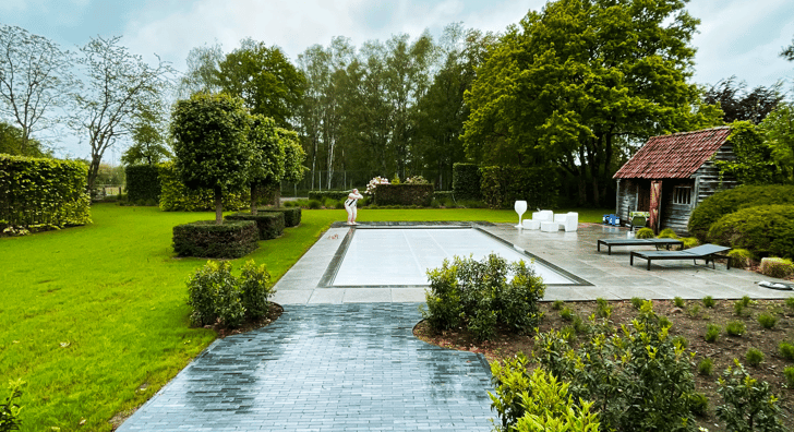 zwembad met afdekking in tuin