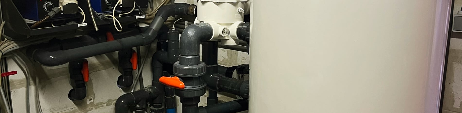 zwembad onderhouden met technische installatie