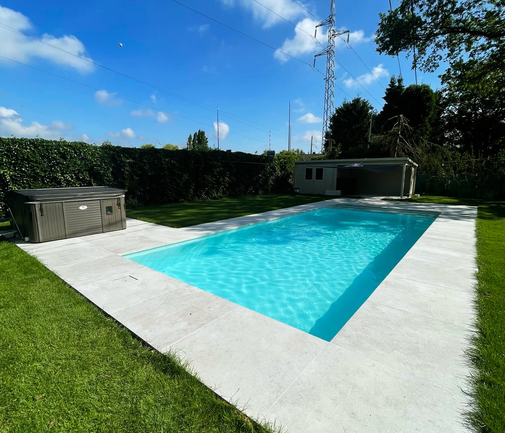 jacuzzi buiten met luxe zwembad afwerking