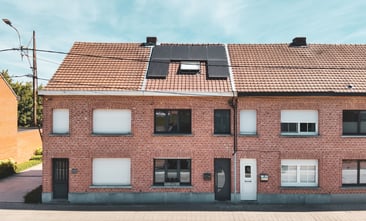 voorgevel locatie met parkeergelegenheid op straat en aan station
