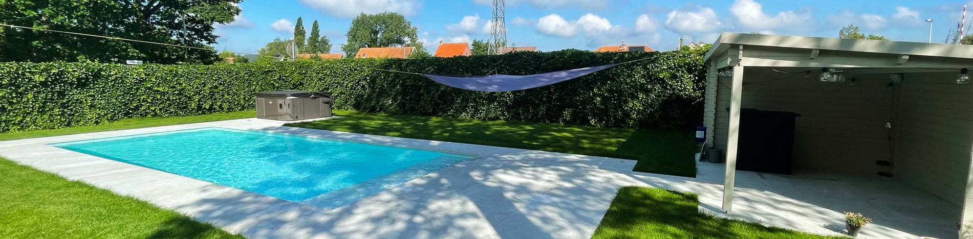 tuin met zwembad hangmat en jacuzzi buiten