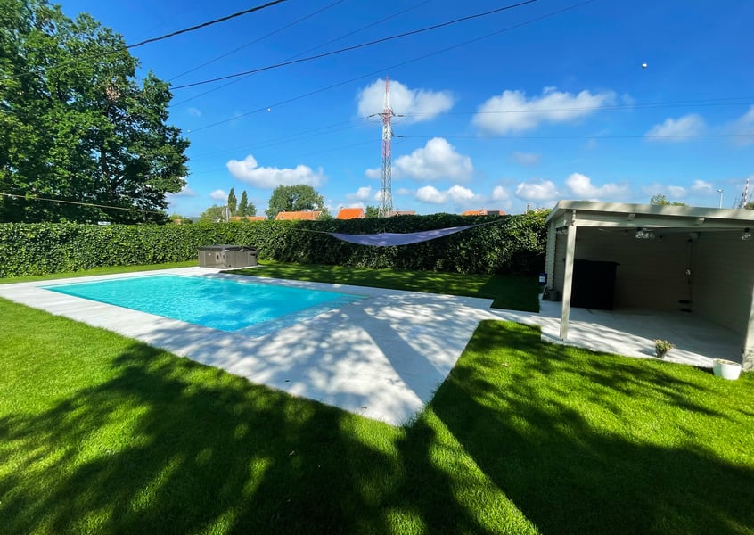 tuin met zwembad hangmat en jacuzzi buiten