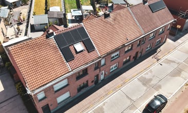 luchtfoto locatie met parkeergelegenheid op straat en aan station