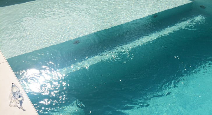 zwembad met ondiep liggedeelte in zonlicht