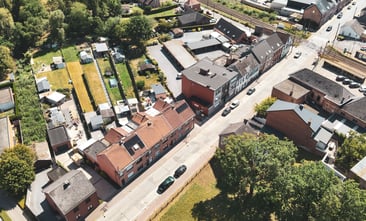 luchtfoto locatie met parkeergelegenheid op straat en aan station